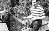 Brian Epstein à cheval lors de la fête de son 30e anniversaire. (Crédit : Succession Ron Joy-Belle Schwartz via JTA)