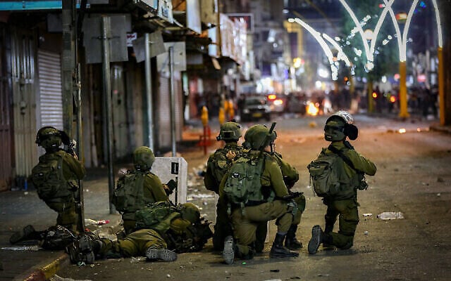 Illustration : Des affrontements entre l'armée israélienne et des Palestiniens dans la ville d'Hébron, en Cisjordanie, le 12 mai 2021. (Wissam Hashlamoun/Flash90)