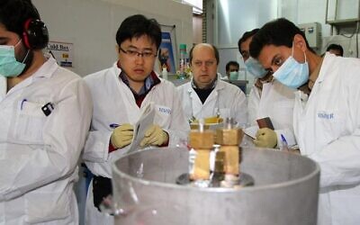 Photo d'illustration : Les inspecteurs de l'AIEA à l'usine nucléaire de Natanz, en Iran, lez 20 janvier 2014. (Crédit : IRNA/AFP Kazem Ghane/File)