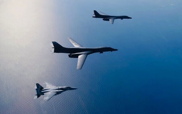 Des avions de chasse F-15 israéliens escortent des avions américains B-1B, le 11 novembre 2021. (Crédit : Tsahal) Des avions de chasse F-15 israéliens escortent des avions américains B-1B, le 11 novembre 2021. (Crédit : Tsahal)
