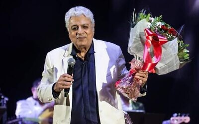 Concert d'Enrico Macias à Tel Aviv, le 1er novembre 2021. (Crédit : Autorisation Itzik Biran)