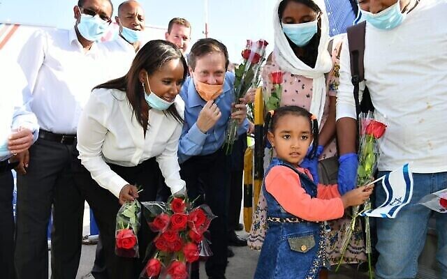 Sur cette photo de l'Agence juive, la ministre de l'Immigration Pnina Tamano-Shata (à gauche) et le président de l'Agence juive de l'époque Isaac Herzog (au centre) accueillent 119 nouveaux immigrants d'Éthiopie à l'aéroport Ben Gourion, le 21 mai 2020. (Shlomi Amsalem) Sur cette photo de l'Agence juive, la ministre de l'Immigration Pnina Tamano-Shata (à gauche) et le président de l'Agence juive de l'époque Isaac Herzog (au centre) accueillent 119 nouveaux immigrants d'Éthiopie à l'aéroport Ben Gourion, le 21 mai 2020. (Shlomi Amsalem)