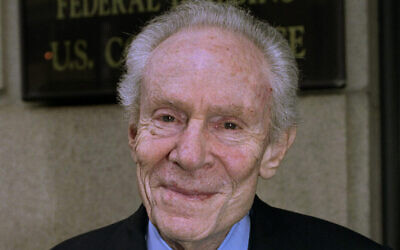 Aaron Feuerstein, président et PDG de Malden Mills, à l'extérieur du palais de justice, le 14 août 2003, à Worcester, Massachusetts. (Crédit : AP Photo/Chris Fitzgerald, File)