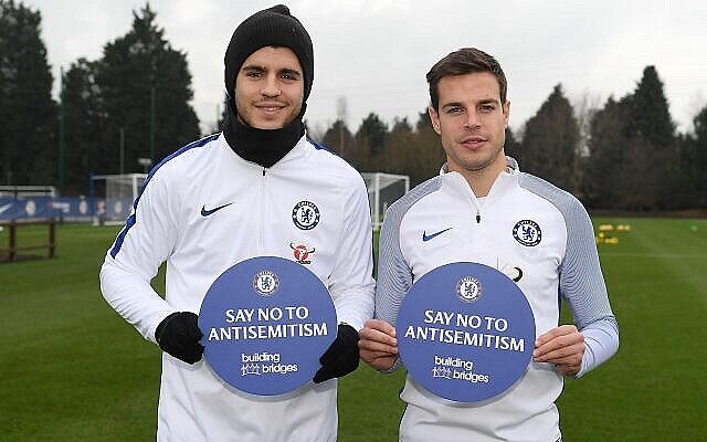 Illustration : Alvaro Morata, à gauche, et Cesar Azpilicueta de Chelsea soutiennent la campagne Dites non à l'antisémitisme au Chelsea Training Ground à Cobham, en Angleterre, le 12 janvier 2018. (Darren Walsh/Chelsea FC via JTA) Illustration : Alvaro Morata, à gauche, et Cesar Azpilicueta de Chelsea soutiennent la campagne Dites non à l'antisémitisme au Chelsea Training Ground à Cobham, en Angleterre, le 12 janvier 2018. (Darren Walsh/Chelsea FC via JTA)