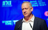 Le ministre de la Défense Benny Gantz s'exprime lors de la conférence Haaretz sur la démocratie à Jaffa, le 9 novembre 2021. (Avshalom Sassoni/Flash90)