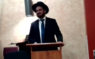 Le rabbin Yehuda Gerami, grand rabbin iranien, s'exprime devant la congrégation 'Habad de NoVa, le 14 novembre 2021. (Capture d'écran)
