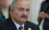 Le commandant de la milice libyenne, le général Khalifa Haftar, rencontre le ministre russe des Affaires étrangères, Sergei Lavrov, à Moscou, en Russie, le 14 août 2017. (AP Photo/Ivan Sekretarev, File)