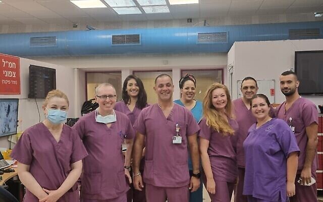 Le personnel de l'Hôpital de Galilée pose pour une photo lors de la fermeture du dernier service de COVID-19 (avec l'aimable autorisation de l'Hôpital de Galilée). Le personnel de l'Hôpital de Galilée pose pour une photo lors de la fermeture du dernier service de COVID-19 (avec l'aimable autorisation de l'Hôpital de Galilée).