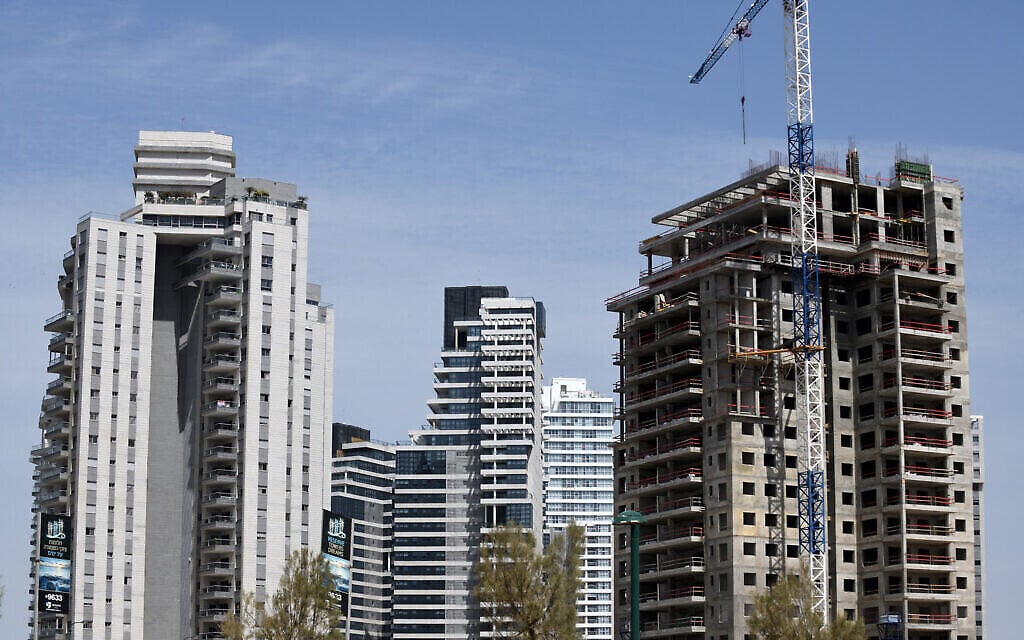 Un chantier de construction de nouveaux immeubles résidentiels dans le quartier Ir Yamim de la ville côtière de Netanya, le 26 mars 2020. (Credit: Gili Yaari / Flash90) Un chantier de construction de nouveaux immeubles résidentiels dans le quartier Ir Yamim de la ville côtière de Netanya, le 26 mars 2020. (Credit: Gili Yaari / Flash90)
