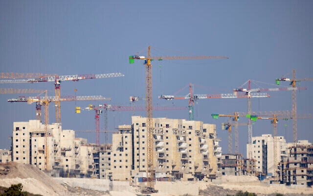 Un chantier de construction dans la ville israélienne de Bet Shemesh, le 5 septembre 2021. (Nati Shohat/Flash90) Un chantier de construction dans la ville israélienne de Bet Shemesh, le 5 septembre 2021. (Nati Shohat/Flash90)