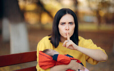 Image d'illustration : Une maman protectrice avec son nouveau-né. (Crédit : nicoletaionescu via iStock by Getty)