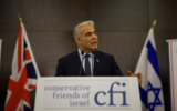 Le ministre des Affaires étrangères Yair Lapid s'adresse au groupe Conservative Friends of Israel à Londres, en Grande-Bretagne, aux côtés du Premier ministre britannique Boris Johnson, le 29 novembre 2021. (Stuart Mitchell)