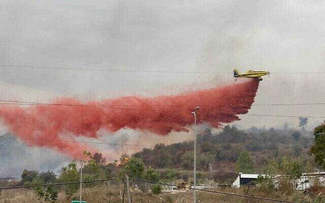 Un avion largue du matériel de lutte incendie sur un feu près de Ma'alot-Tarshiha, le 14 novembre 2021. (Services israéliens de secours et d'incendie) Un avion largue du matériel de lutte incendie sur un feu près de Ma'alot-Tarshiha, le 14 novembre 2021. (Services israéliens de secours et d'incendie)