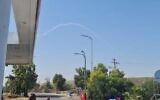 Les traces d'un missile d'interception Iron Dome sont visibles dans le ciel du sud d'Israël le 8 novembre 2021. (Oshri Tzimmer/courtesy)