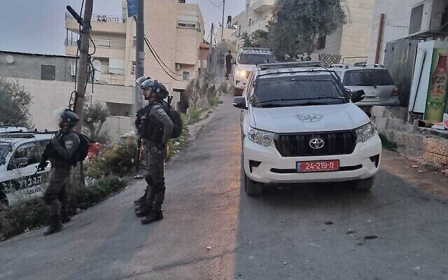 La police israélienne travaillant sur le site d'un incident violent à Jérusalem-Est le 10 novembre 2021. (Police israélienne) La police israélienne travaillant sur le site d'un incident violent à Jérusalem-Est le 10 novembre 2021. (Police israélienne)