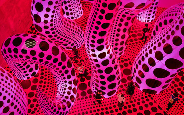 L'énorme installation de gonflables rose vif de l'exposition de l'artiste japonaise Yayoi Kusama au Musée d'art de Tel Aviv, le 31 octobre 2021 (Photo de Tomer Neuberg/Flash90)