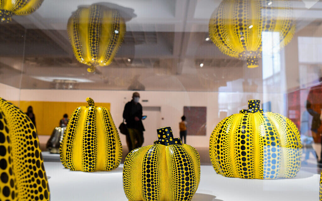 Les citrouilles jaunes et noires à pois de l'exposition de l'artiste japonaise Yayoi Kusama au Musée d'art de Tel Aviv le 31 octobre, 2021 (Photo by Tomer Neuberg/Flash90)