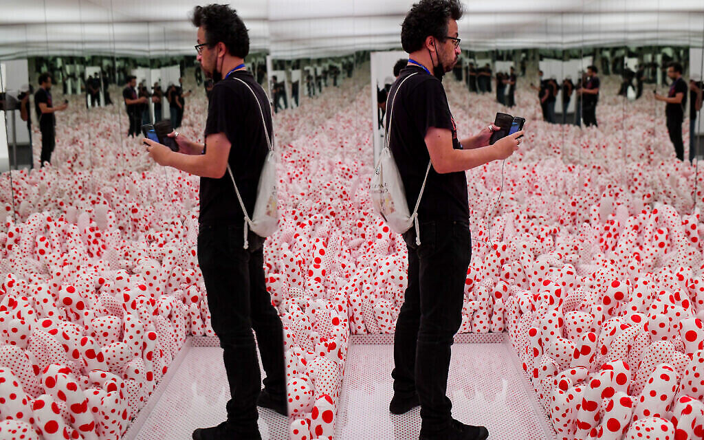 La mer de phallus blancs et rouges à l'exposition de l'artiste japonaise Yayoi Kusama au Musée d'art de Tel Aviv le 31 octobre 2021 (Photo de Tomer Neuberg/Flash90)