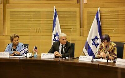 Le ministre des Affaires étrangères Yair Lapid rencontre des membres du Congrès à la Knesset le 8 novembre 2021. (Crédit : Yair Lapid Twitter)