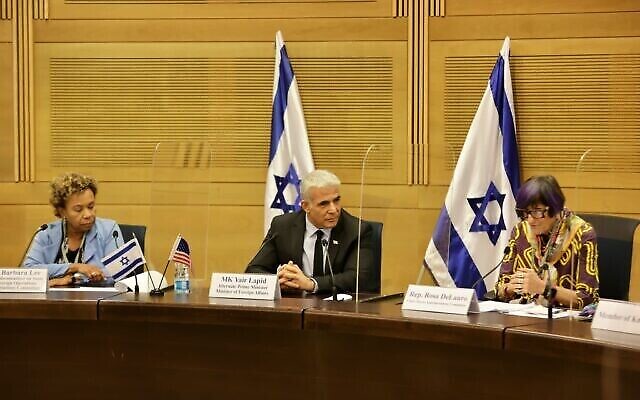Le ministre des Affaires étrangères Yair Lapid rencontre des membres du Congrès à la Knesset le 8 novembre 2021. (Crédit : Yair Lapid Twitter) Le ministre des Affaires étrangères Yair Lapid rencontre des membres du Congrès à la Knesset le 8 novembre 2021. (Crédit : Yair Lapid Twitter)