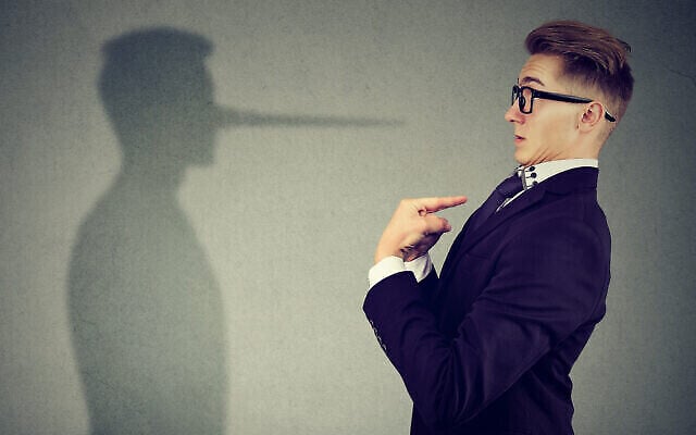 Un homme se montrant du doigt et regardant l'ombre du menteur au long nez (iStock via Getty Images) Un homme se montrant du doigt et regardant l'ombre du menteur au long nez (iStock via Getty Images)