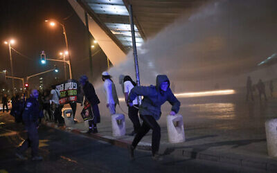 La police se heurte à des manifestants lors d'une protestation contre la mort d'Ahuvia Sandak l'année dernière, à l'entrée de Jérusalem, le 13 novembre 2021. (Yonatan Sindel/Flash90)
