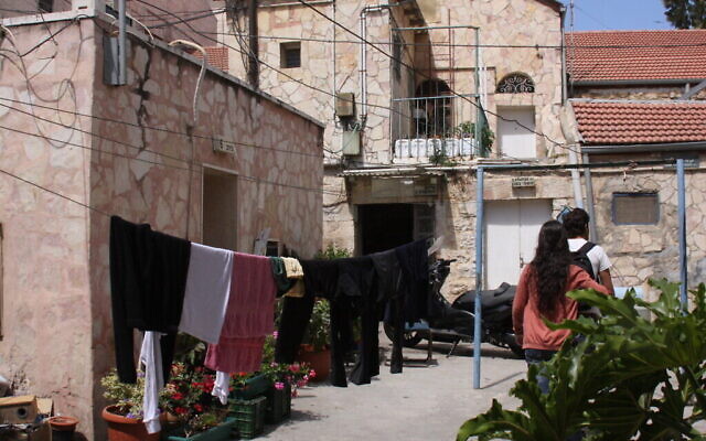 Le quartier de Mishkenot Yisrael à Jérusalem, qui fait maintenant partie du grand quartier de Nahlaot, a été l'un des premiers à être construit hors des murs de la vieille ville en 1875. (Shmuel Bar-Am)