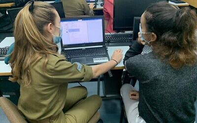 L'école militaire d'informatique et de cyberdéfense de Tsahal, qui forme des milliers de recrues à divers rôles dans l'armée, a lancé un programme préparatoire pour attirer davantage de jeunes femmes. (Tsahal)