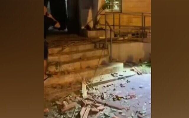 Scènes de l'explosion d'une grenade devant un bureau du ministère de la Santé à Nazareth le 8 novembre 2021 (capture d'écran : vidéo de la police israélienne). Scènes de l'explosion d'une grenade devant un bureau du ministère de la Santé à Nazareth le 8 novembre 2021 (capture d'écran : vidéo de la police israélienne).