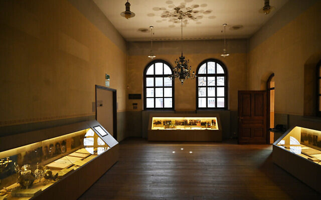 L'exposition permanente du Centre juif d'Auschwitz à Oswiecim, en Pologne, présente des lustres coûteux que les Juifs locaux ont pu cacher sous le plancher. (Cnaan Liphshiz/ JTA) L'exposition permanente du Centre juif d'Auschwitz à Oswiecim, en Pologne, présente des lustres coûteux que les Juifs locaux ont pu cacher sous le plancher. (Cnaan Liphshiz/ JTA)