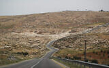 Illustration : La Route 60 dans les collines du sud de Hébron en Cisjordanie, en avril 2014. (Crédit : Hadas Parush/Flash90)
