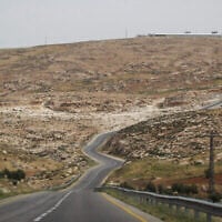 Illustration : La Route 60 dans les collines du sud de Hébron en Cisjordanie, en avril 2014. (Crédit : Hadas Parush/Flash90)
