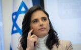 La ministre de l'Intérieur, Ayelet Shaked, donne une conférence de presse au ministère des Finances à Jérusalem, le 31 octobre 2021. (Yonatan Sindel/Flash90)