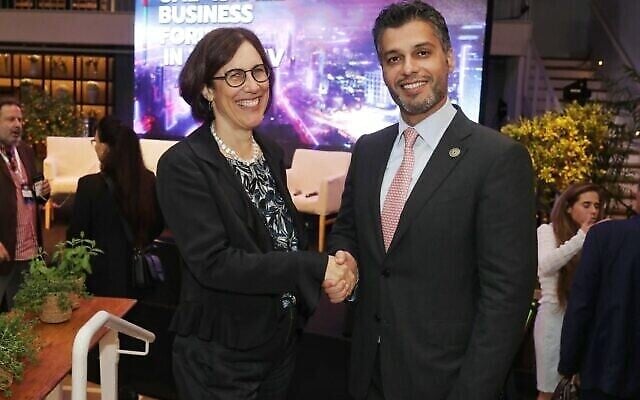 L'ambassadeur des Émirats arabes unis en Israël, Mohamed Al Khaja (à droite), et la directrice exécutive de Start-Up Nation Central, Wendy Singer. (Eran Beeri) L'ambassadeur des Émirats arabes unis en Israël, Mohamed Al Khaja (à droite), et la directrice exécutive de Start-Up Nation Central, Wendy Singer. (Eran Beeri)