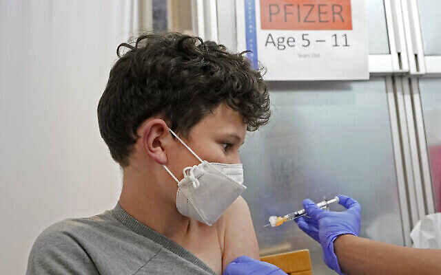 Léo Hahn, un enfant de 11 ans reçoit la première injection du vaccin COVID-19 de Pfizer, le 9 novembre 2021, au centre médical de l'université de Washington à Seattle. (Crédit : AP Photo/Ted S. Warren)