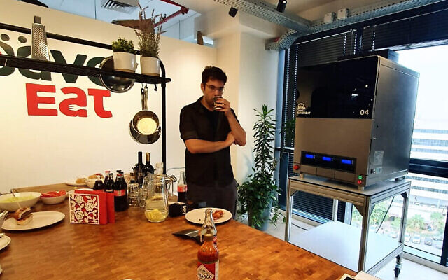 Le "chef robot" de SavorEat combine des ingrédients à base de plantes et cuit les burgers. (Crédit : Avec l’aimable autorisation)