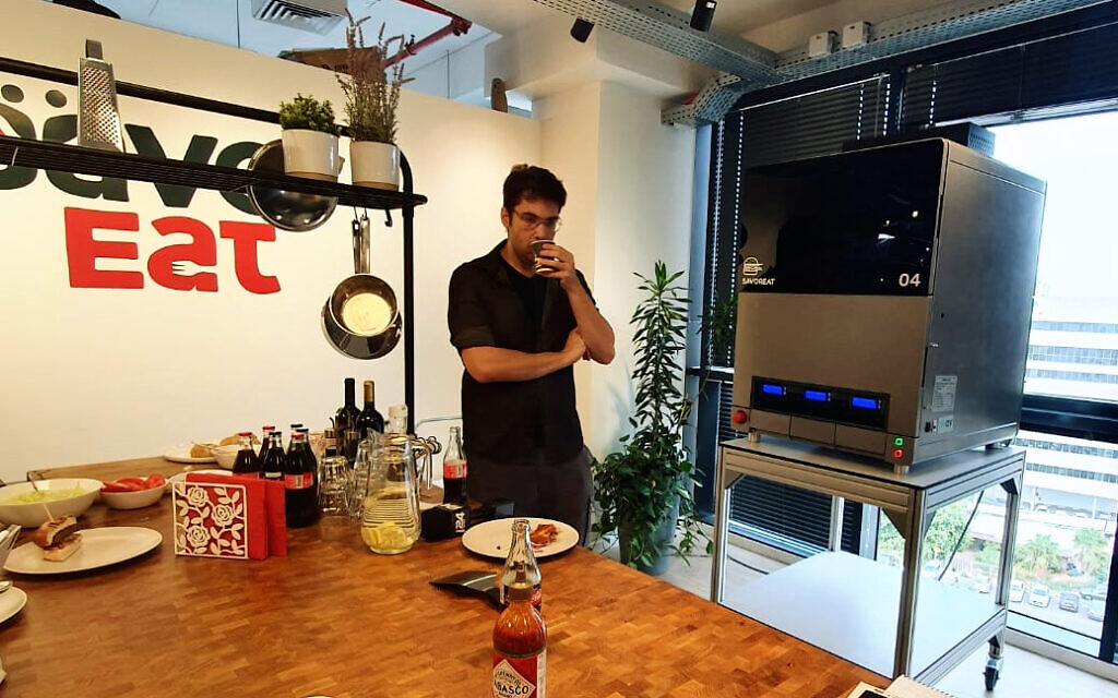 Le "chef robot" de SavorEat combine des ingrédients à base de plantes et cuit les burgers. (Crédit : Avec l’aimable autorisation)