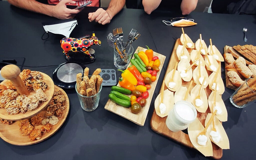 Le fromage à la crème sans vache de Remilk servi à côté de légumes et de produits de boulangerie dans les bureaux de la société à Rehovot, en novembre 2021. (Crédit : Times of Israel)