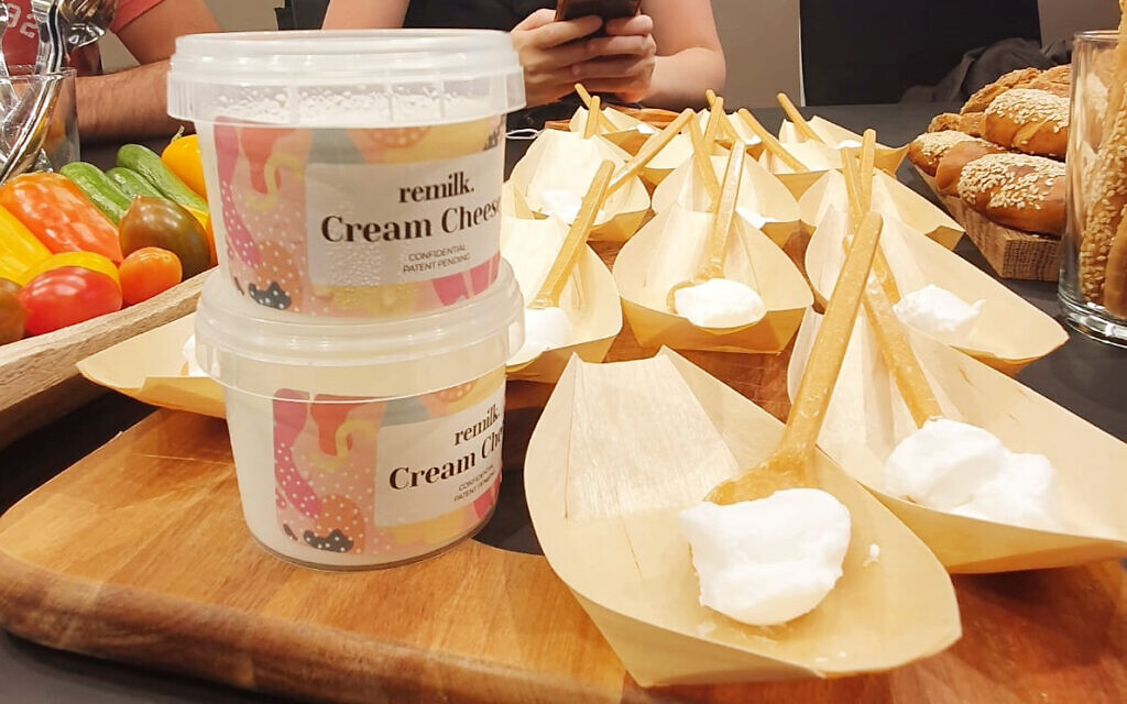 Le fromage à la crème sans vache de Remilk servi dans les bureaux de la société à Rehovot, en novembre 2021. (Credit: Personnel du Times of Israel)