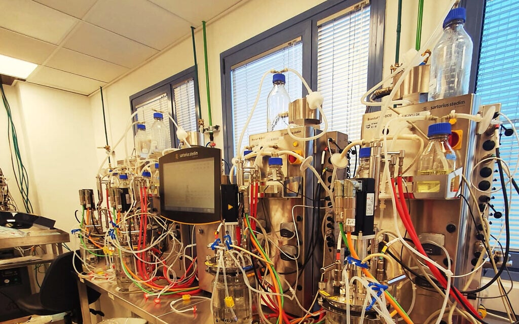 Une section des laboratoires de Remilk dans les bureaux de la startup de technologie laitière sans vache à Rehovot, novembre 2021. (Personnel du Times of Israel)