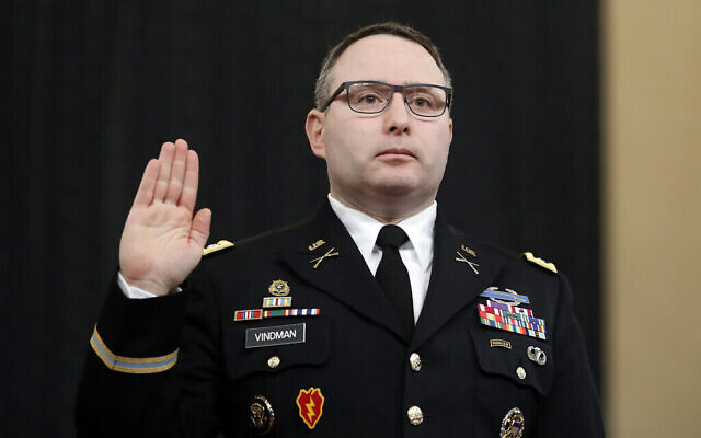 Le lieutenant-colonel Alexander Vindman, conseiller du Conseil de sécurité nationale, est assermenté pour témoigner devant la Commission du renseignement de la Chambre des représentants, au Capitole, à Washington, le 19 novembre 2019. (AP Photo/Andrew Harnik)