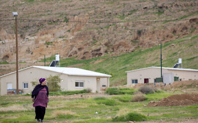 Une femme marchant dans l'implantation de Mevoot Yericho, dans la vallée du Jourdain, près de la ville palestinienne de Jéricho, le 10 février 2020. (Crédit : AP Photo/Ariel Schalit/Dossier)