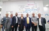 Le maire de Jérusalem Moshe Lion (troisième à partir de la droite) et d'autres responsables lors de l'inauguration d'un nouveau centre de services dédié aux immigrants dans la ville, le 2 novembre 2021. (Municipalité de Jérusalem)
