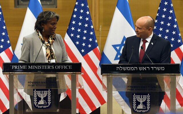 Le Premier ministre Naftali Bennett rencontre l'ambassadrice américaine à l'ONU Linda Thomas-Greenfield à Jérusalem, le 15 novembre 2021. (Crédit : Haim Zach/GPO) Le Premier ministre Naftali Bennett rencontre l'ambassadrice américaine à l'ONU Linda Thomas-Greenfield à Jérusalem, le 15 novembre 2021. (Crédit : Haim Zach/GPO)