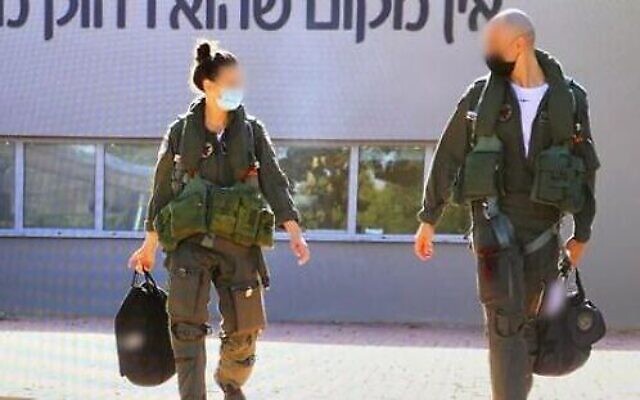 Le major "Youd", première femme commandant d'escadron à l'école de pilotage de l'armée de l'air israélienne, aux côtés d'un autre pilote sur une photo non datée. Leurs visages ont été brouillés en raison des protocoles de sécurité de l'armée de l'air israélienne. (Crédit : Tsahal)