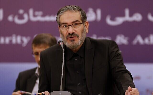 Dans cette photo d'archives prise le 26 septembre 2018, Ali Shamkhani, secrétaire du Conseil suprême de sécurité nationale iranien, prend la parole lors de la première réunion des secrétaires à la sécurité nationale dans la capitale iranienne de Téhéran. (Crédit : ATTA KENARE / AFP) Dans cette photo d'archives prise le 26 septembre 2018, Ali Shamkhani, secrétaire du Conseil suprême de sécurité nationale iranien, prend la parole lors de la première réunion des secrétaires à la sécurité nationale dans la capitale iranienne de Téhéran. (Crédit : ATTA KENARE / AFP)