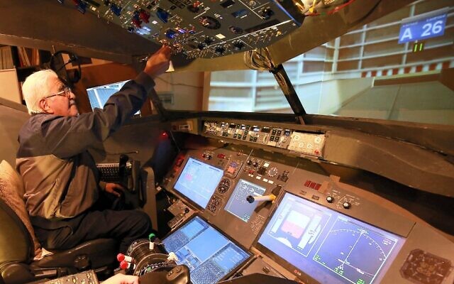 Muhammad Malhas, 76 ans, est assis devant le cockpit de son simulateur de vol, chez lui, à Amman, la capitale de la Jordanie, le 8 novembre 2021. (Crédit :  Khalil MAZRAAWI / AFP)