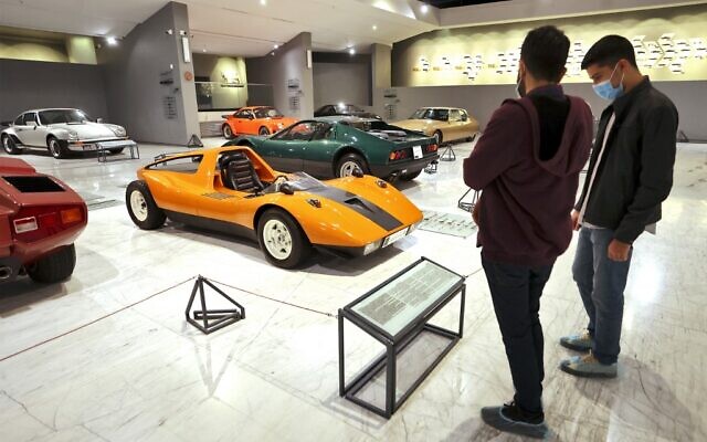Des visiteurs au Musée iranien des voitures anciennes, à la périphérie de Téhéran, le 24 novembre 2021. (Crédit : ATTA KENARE / AFP) Des visiteurs au Musée iranien des voitures anciennes, à la périphérie de Téhéran, le 24 novembre 2021. (Crédit : ATTA KENARE / AFP)