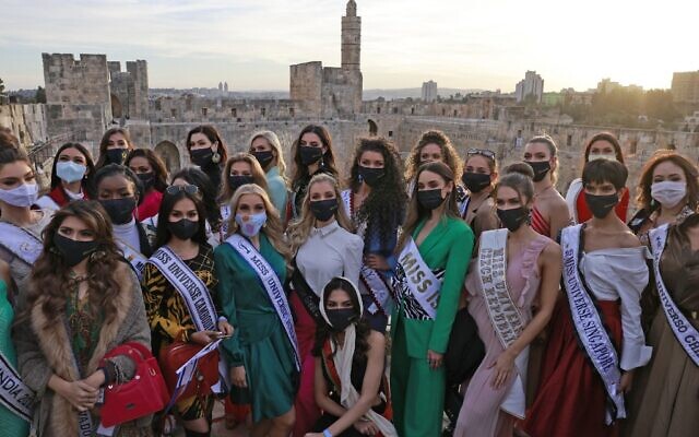 Des concurrentes du concours Miss Univers visitent le musée de la Tour de David dans l'ancienne citadelle de Jérusalem, près de l'entrée de la Porte de Jaffa dans la vieille ville de Jérusalem, le 30 novembre 2021. (Crédit : Menahem KAHANA / AFP) Des concurrentes du concours Miss Univers visitent le musée de la Tour de David dans l'ancienne citadelle de Jérusalem, près de l'entrée de la Porte de Jaffa dans la vieille ville de Jérusalem, le 30 novembre 2021. (Crédit : Menahem KAHANA / AFP)