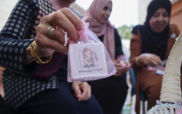 Des candidates palestiniennes aux élections du conseil local préparent leur marchandise de campagne dans leur village de Burqin, à l'ouest de Jenin en Cisjordanie, le 2 décembre 2021. (Crédit : Jaafar ASHTIYEH / AFP) Des candidates palestiniennes aux élections du conseil local préparent leur marchandise de campagne dans leur village de Burqin, à l'ouest de Jenin en Cisjordanie, le 2 décembre 2021. (Crédit : Jaafar ASHTIYEH / AFP)